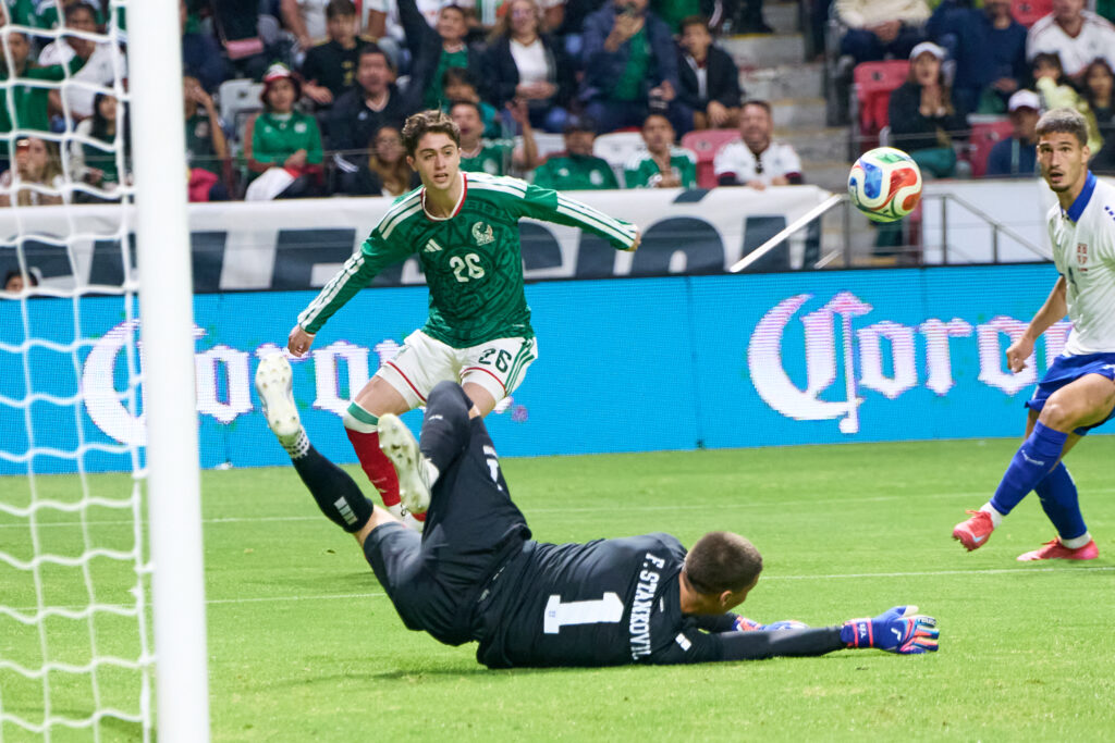 México se despide de su gira con Goleada de 5-1 contra Serbia, Raúl Jiménez vuelve al gol.